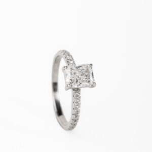 Anillo solitario acentuado con piedra Radiant Natural