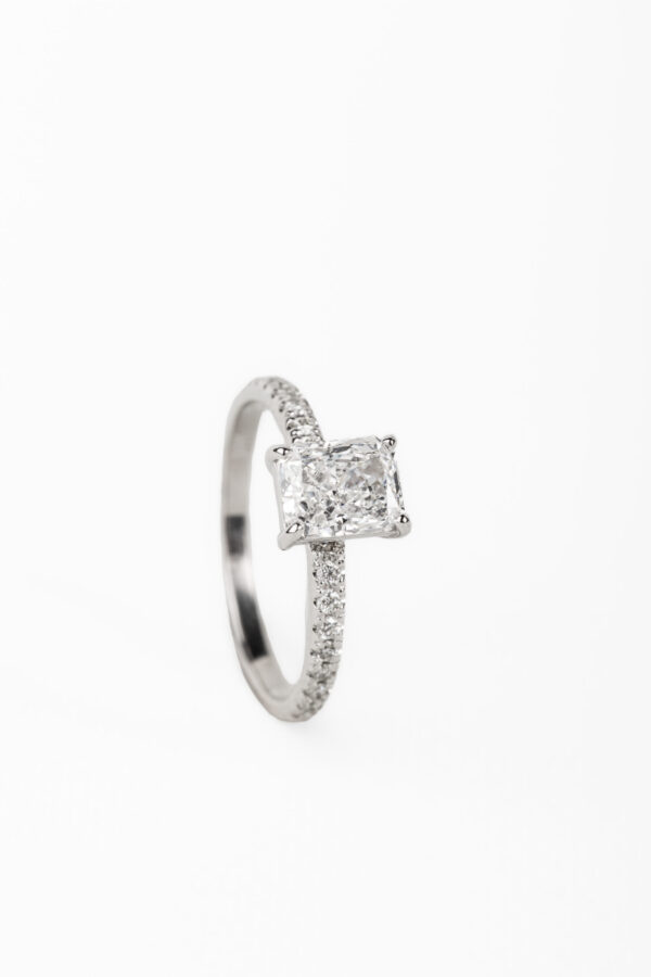 Anillo solitario acentuado con piedra Radiant Natural