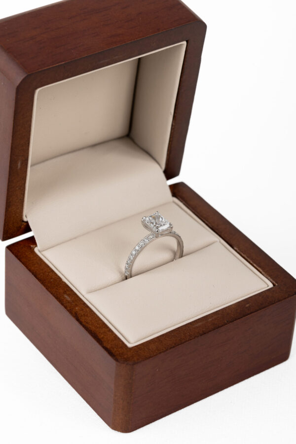 Anillo solitario acentuado con piedra Radiant Natural - Image 2