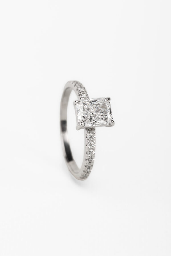 Anillo solitario acentuado con piedra Radiant Natural - Image 4